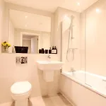 Modern 2 Bed, 2 Bath With Ensuite By Avalora Short Lets & Serviced Salford, Near Tram Manchester, Train Station, Parking * Manchester
