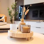 Modern 2 Bed, 2 Bath With Ensuite By Avalora Short Lets & Serviced Salford, Near Tram Manchester, Train Station, Parking