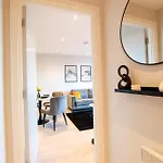 Modern 2 Bed, 2 Bath With Ensuite By Avalora Short Lets & Serviced Salford, Near Tram Manchester, Train Station, Parking Apartment