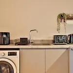 Apartment Modern 2 Bed, 2 Bath With Ensuite By Avalora Short Lets & Serviced Salford, Near Tram Manchester, Train Station, Parking