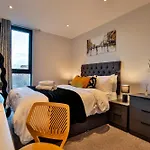 Modern 2 Bed, 2 Bath With Ensuite By Avalora Short Lets & Serviced Salford, Near Tram Manchester, Train Station, Parking Apartment *