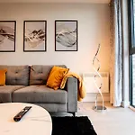 Modern 2 Bed, 2 Bath With Ensuite By Avalora Short Lets & Serviced Salford, Near Tram Manchester, Train Station, Parking * Manchester