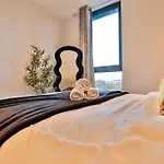 Modern 2 Bed, 2 Bath With Ensuite By Avalora Short Lets & Serviced Salford, Near Tram Manchester, Train Station, Parking Apartment Manchester