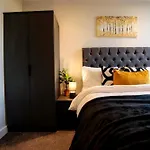 Apartment Modern 2 Bed, 2 Bath With Ensuite By Avalora Short Lets & Serviced Salford, Near Tram Manchester, Train Station, Parking Manchester