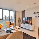 Apartment Modern 2 Bed, 2 Bath With Ensuite By Avalora Short Lets & Serviced Salford, Near Tram Manchester, Train Station, Parking *
