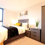 Modern 2 Bed, 2 Bath With Ensuite By Avalora Short Lets & Serviced Salford, Near Tram Manchester, Train Station, Parking * Manchester