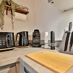 Apartment Modern 2 Bed, 2 Bath With Ensuite By Avalora Short Lets & Serviced Salford, Near Tram Manchester, Train Station, Parking *