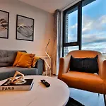 Modern 2 Bed, 2 Bath With Ensuite By Avalora Short Lets & Serviced Salford, Near Tram Manchester, Train Station, Parking Apartment