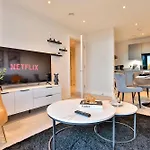 Modern 2 Bed, 2 Bath With Ensuite By Avalora Short Lets & Serviced Salford, Near Tram Manchester, Train Station, Parking Apartment Manchester