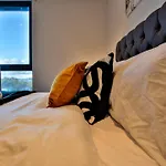 Apartment Modern 2 Bed, 2 Bath With Ensuite By Avalora Short Lets & Serviced Salford, Near Tram Manchester, Train Station, Parking
