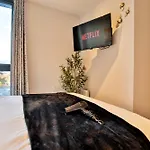 Modern 2 Bed, 2 Bath With Ensuite By Avalora Short Lets & Serviced Salford, Near Tram Manchester, Train Station, Parking * Manchester