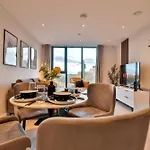 Apartment Modern 2 Bed, 2 Bath With Ensuite By Avalora Short Lets & Serviced Salford, Near Tram Manchester, Train Station, Parking Manchester