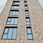 Modern 2 Bed, 2 Bath With Ensuite By Avalora Short Lets & Serviced Salford, Near Tram Manchester, Train Station, Parking Apartment Manchester