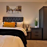 Modern 2 Bed, 2 Bath With Ensuite By Avalora Short Lets & Serviced Salford, Near Tram Manchester, Train Station, Parking *