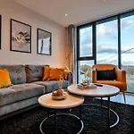 Modern 2 Bed, 2 Bath With Ensuite By Avalora Short Lets & Serviced Salford, Near Tram Manchester, Train Station, Parking * Manchester