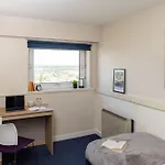 约翰·莱斯特&埃德·科尔曼公寓（校园住宿） *