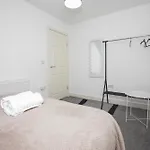 Spacious 4br In With Parking & Wi-fi *