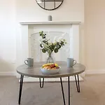 別荘 Hub - 2br With Free Parking, Near Airport & Attractions