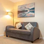 Holiday home Hub - 2br With Free Parking, Near Airport & Attractions Manchester