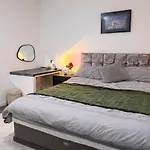 Cosy - Fresh New Master Bedroom Sleeps 3 Guests - 3 Adults 3*