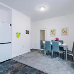 Large 4 Bed House Sleeps 8 By Host A 펜션