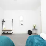 Spacious 4br In With Parking & Wi-fi 度假居