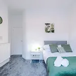 Large 4 Bed House Sleeps 8 By Host A 펜션 *