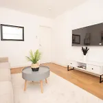 Spacious 4br In With Parking & Wi-fi 度假居 曼彻斯特