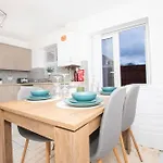Spacious 4br In With Parking & Wi-fi 度假居 曼彻斯特