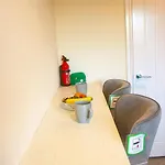 Hub - 2br With Free Parking, Near Airport & Attractions 別荘 *