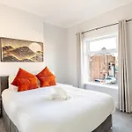 2 Bedroom House With Free Parking 맨체스터