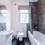 펜션 Large 4 Bed House Sleeps 8 By Host A