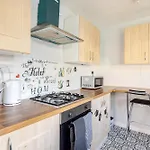 2 Bedroom House With Free Parking *