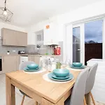 Spacious 4br In With Parking & Wi-fi 度假居 曼彻斯特