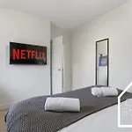 Nyaraló Spacious 3 Bed With Pac-man, Darts And 2 Parking Spaces Manchester