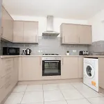 Spacious 4br In With Parking & Wi-fi