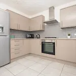 Spacious 4br In With Parking & Wi-fi 度假居 *