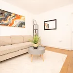 Spacious 4br In With Parking & Wi-fi 度假居 *
