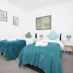 Spacious 4br In With Parking & Wi-fi *