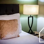 Spacious 3 Bed With Pac-man, Darts And 2 Parking Spaces * Manchester