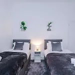 Large 4 Bed House Sleeps 8 By Host A 펜션