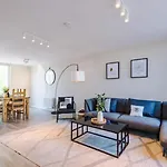 Modern House - Sleeps 6 - Free Parking - Near Etihad Stadium - Coop Live Ferienhaus *