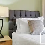 Spacious 3 Bed With Pac-man, Darts And 2 Parking Spaces Manchester