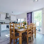Ferienhaus Modern House - Sleeps 6 - Free Parking - Near Etihad Stadium - Coop Live *