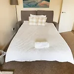 Hub - 2br With Free Parking, Near Airport & Attractions *