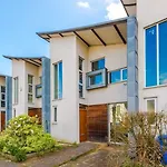Ferienhaus Modern House - Sleeps 6 - Free Parking - Near Etihad Stadium - Coop Live