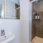 Ferienhaus Modern House - Sleeps 6 - Free Parking - Near Etihad Stadium - Coop Live