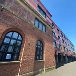Salford Quays 4 Guests / Parking *