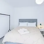 Spacious In Mcr - Free Parking, Ps5 & Superfast Wifi