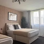 Salford Quays 4 Guests / Parking